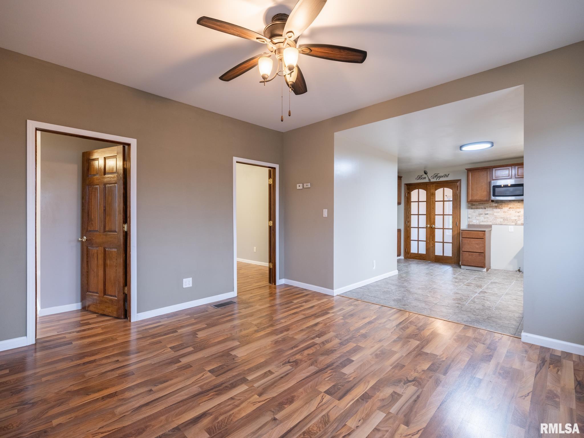 100 S SANDERSON Avenue