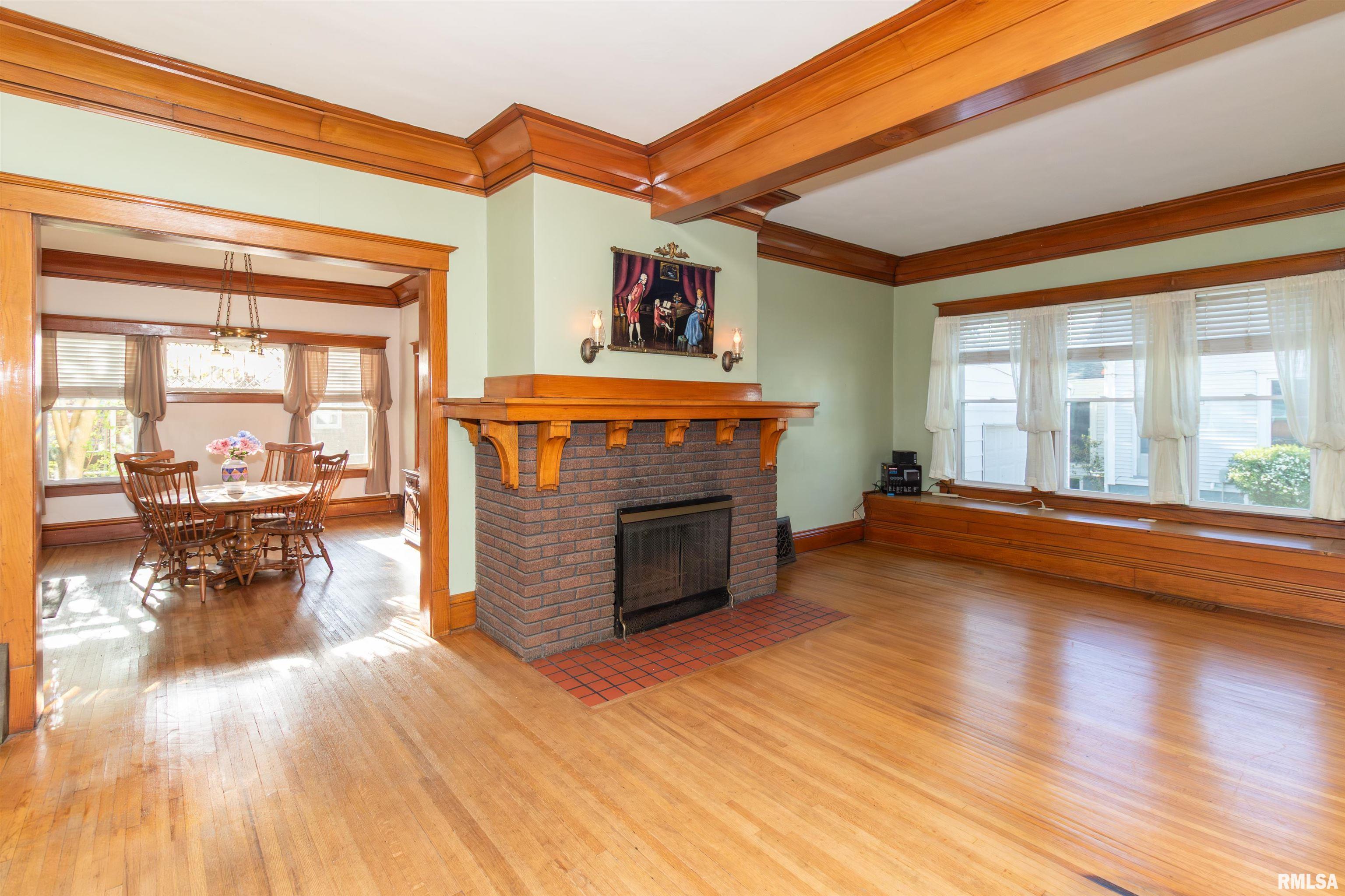 118 S HIGH Street