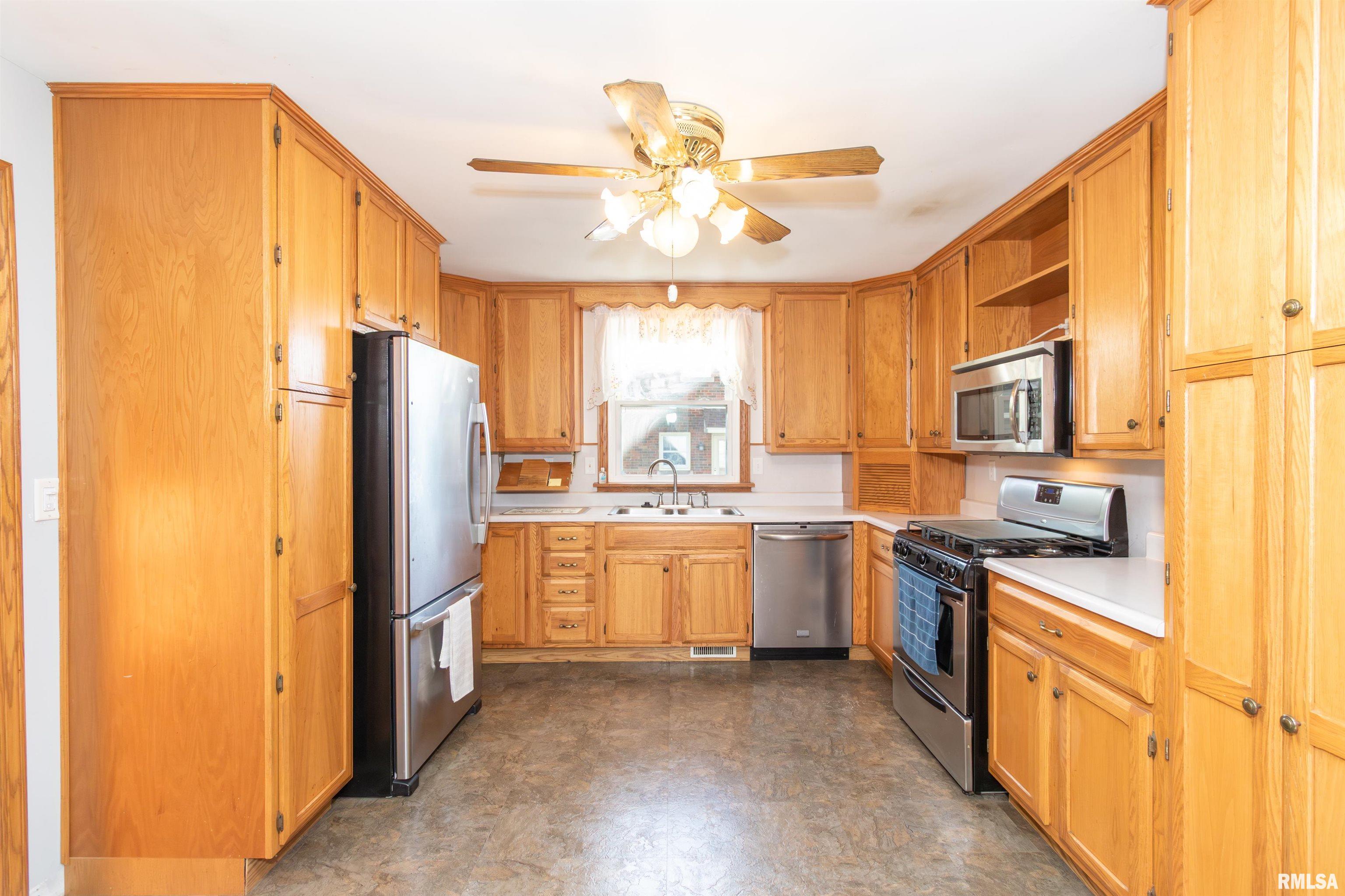 118 S HIGH Street