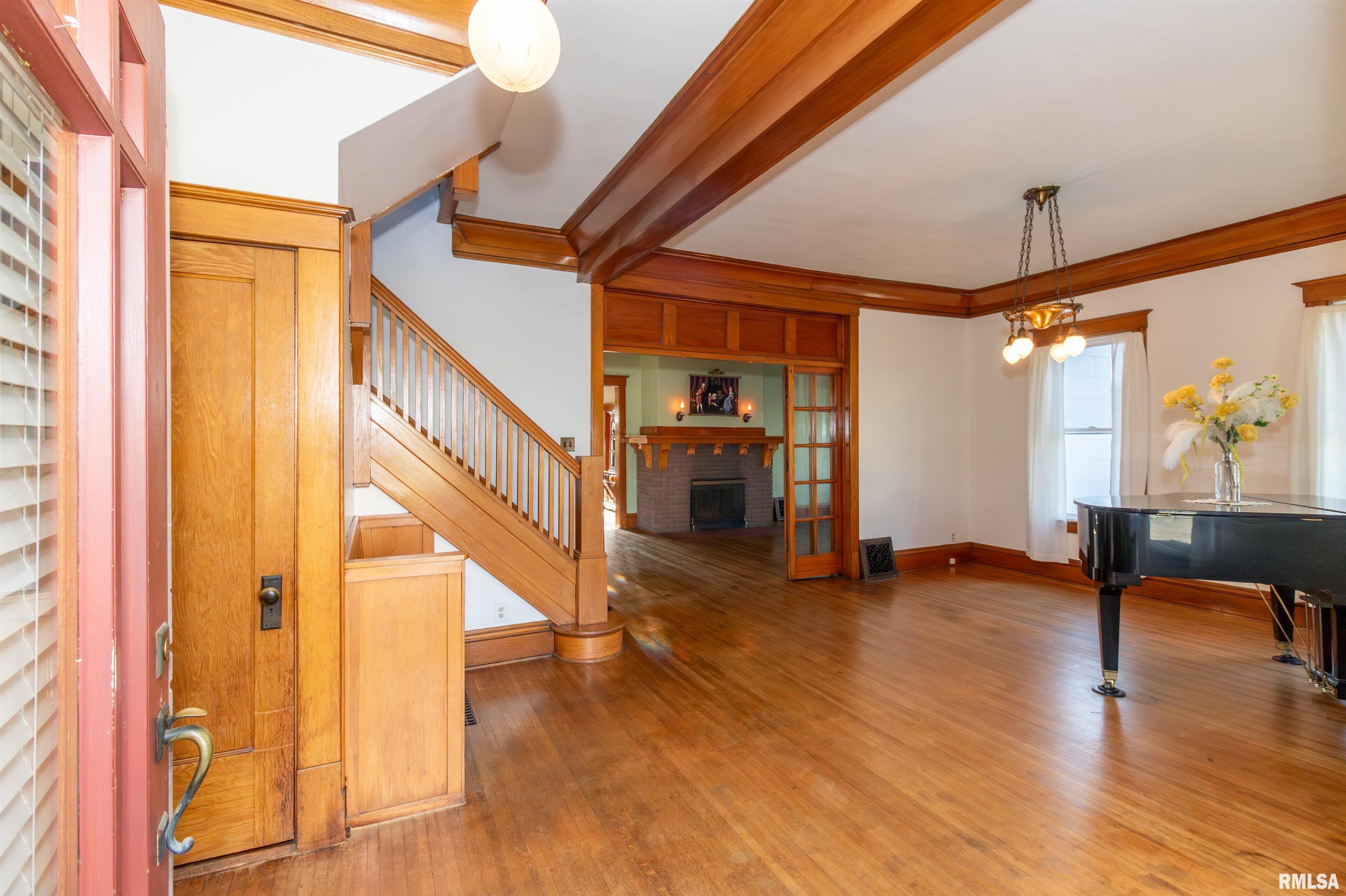 118 S HIGH Street
