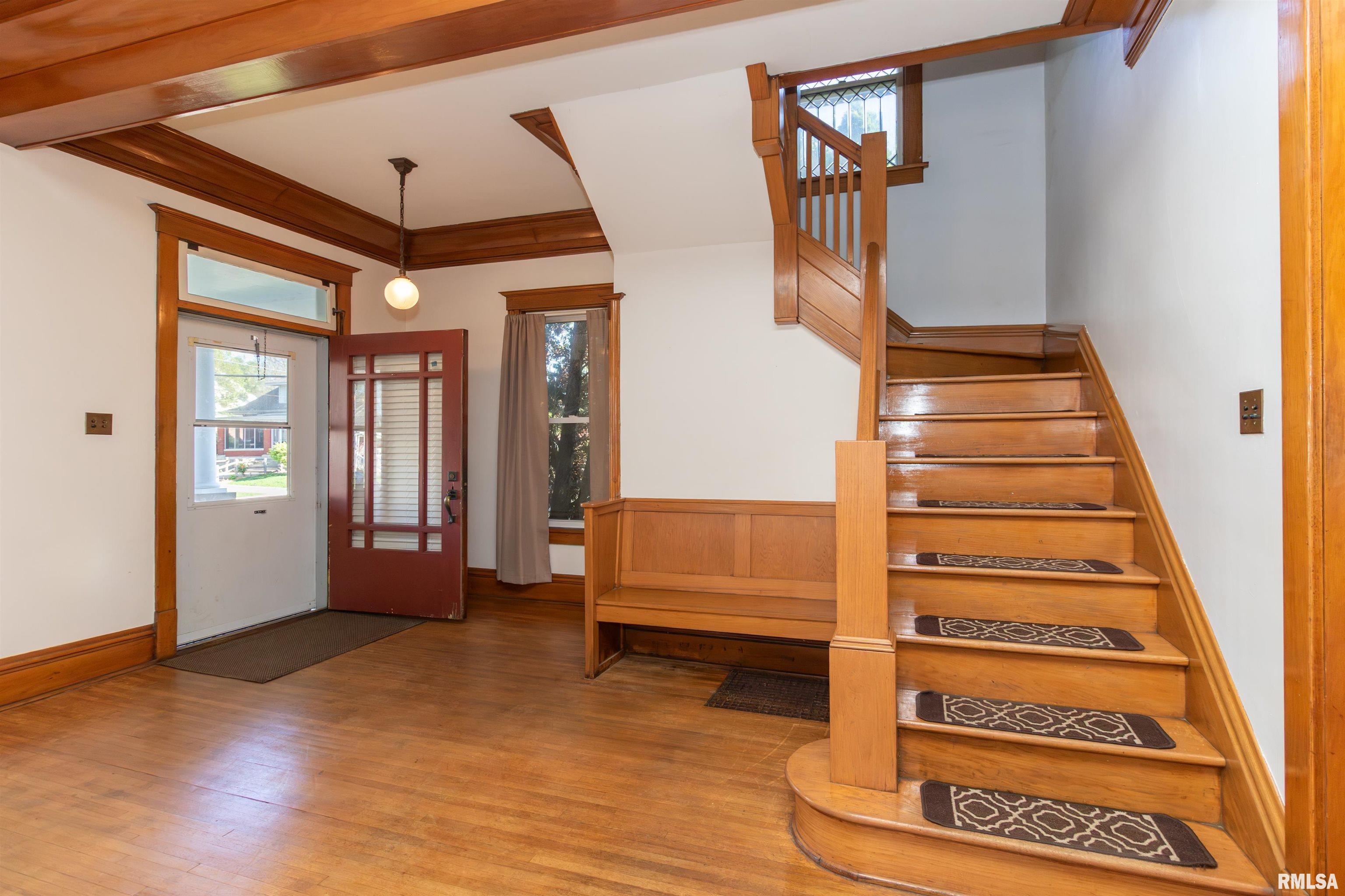 118 S HIGH Street