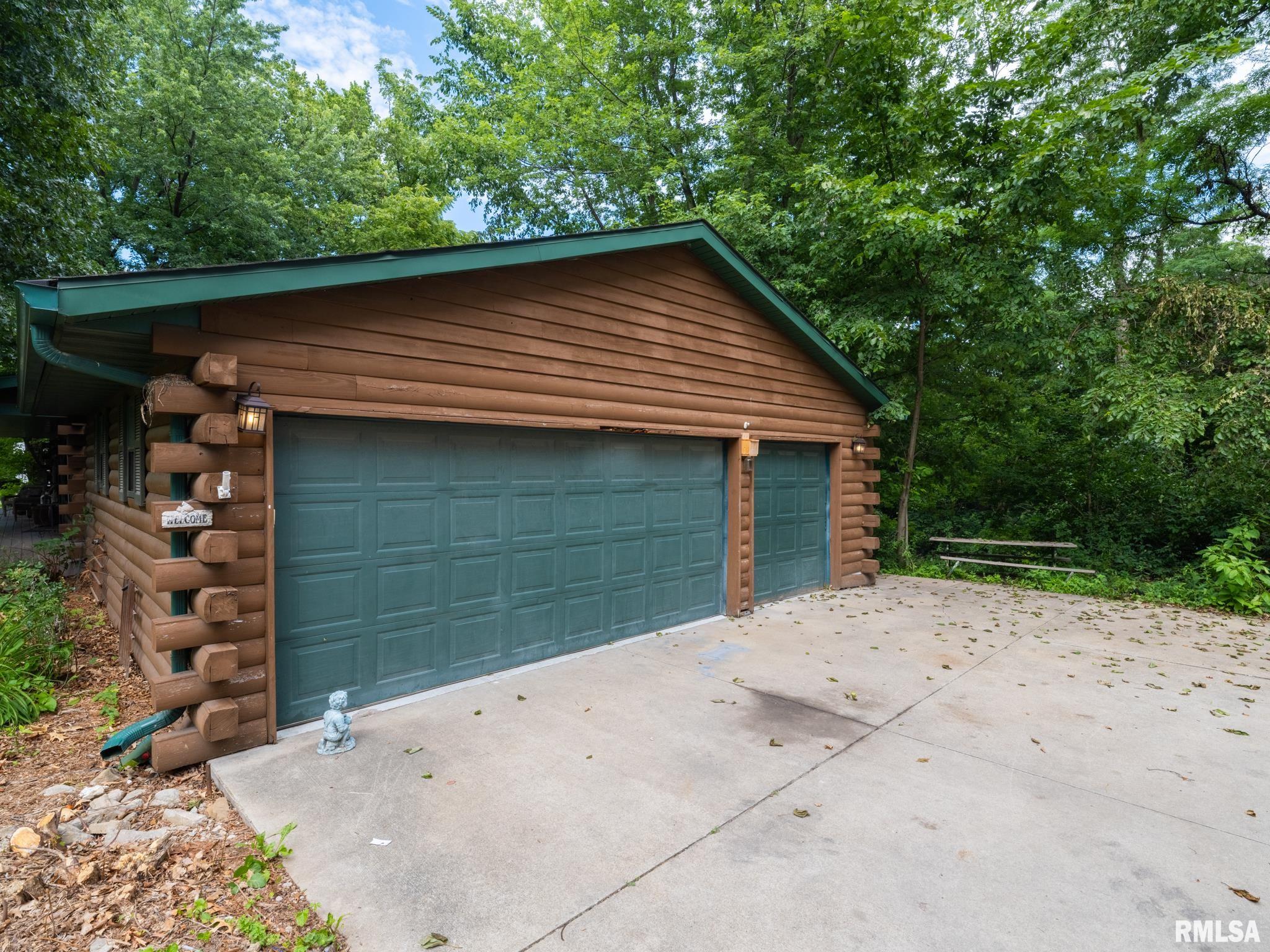 1226 N DEMPSTER Lane
