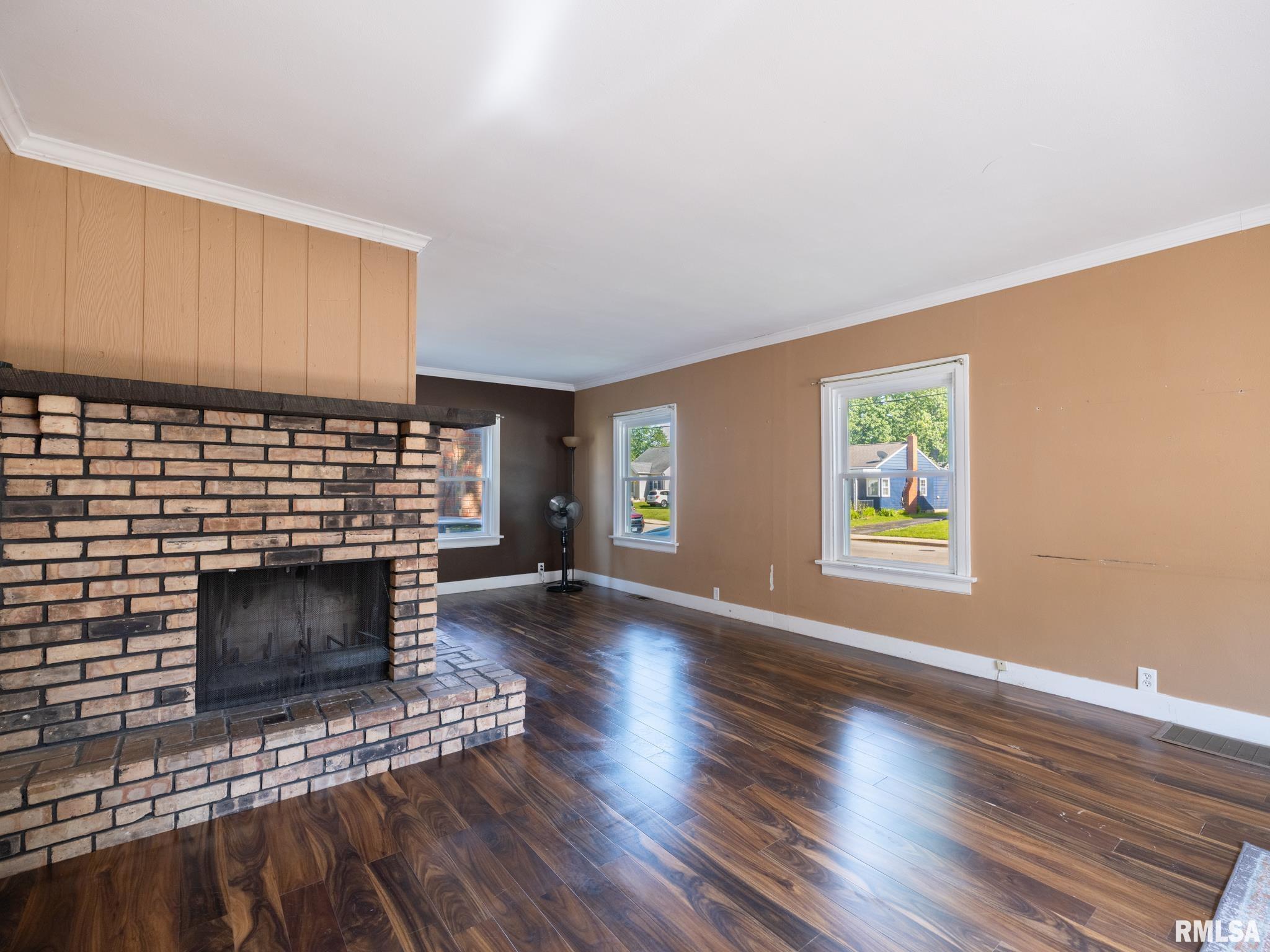 2327 W CALLENDER Avenue