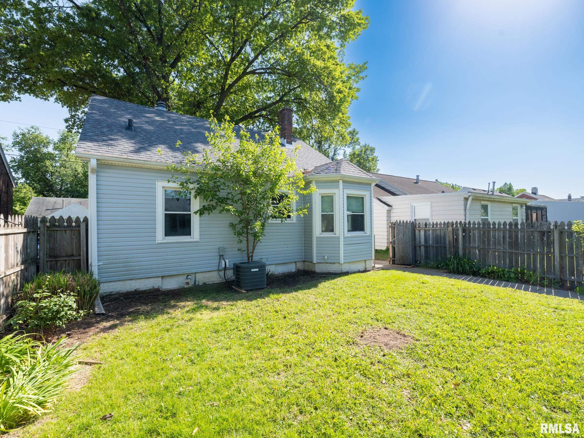 2327 W CALLENDER Avenue