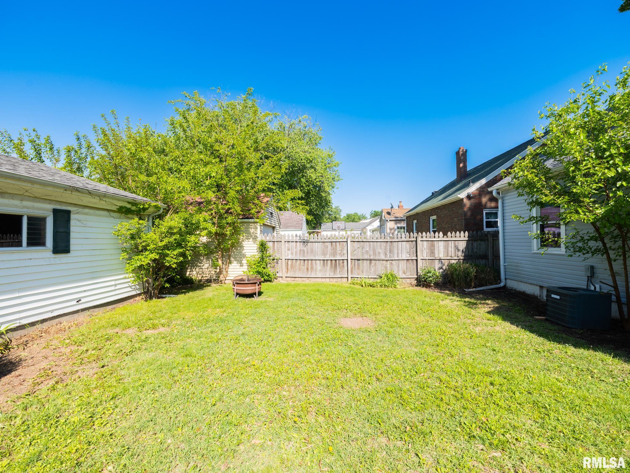 2327 W CALLENDER Avenue