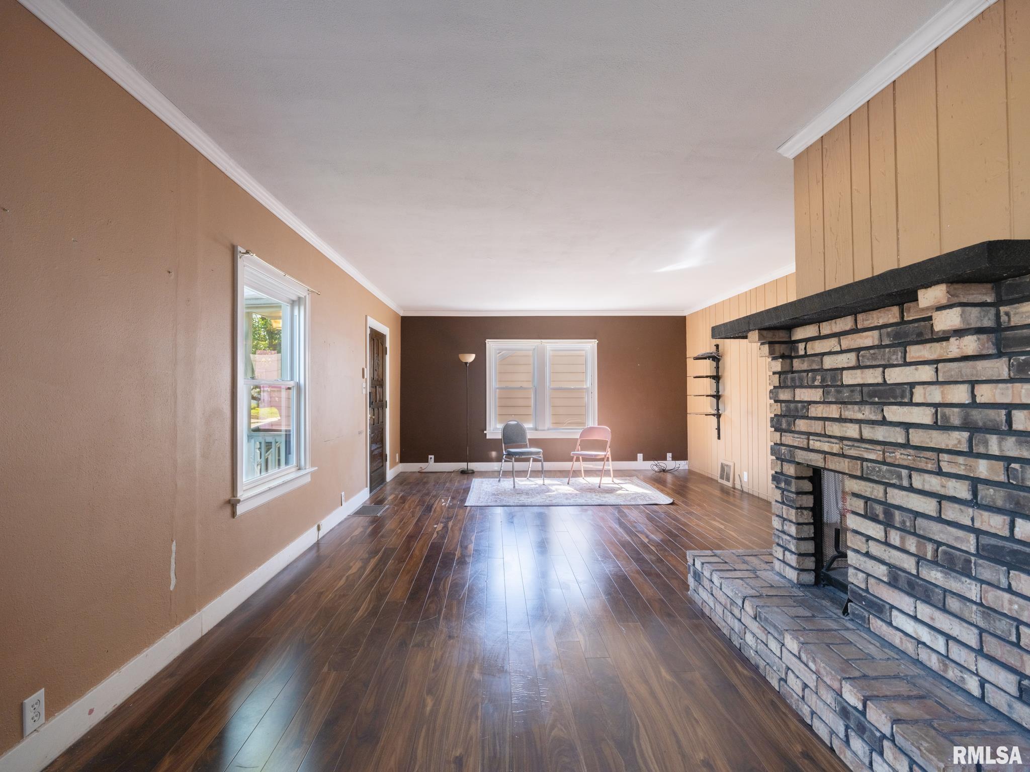 2327 W CALLENDER Avenue