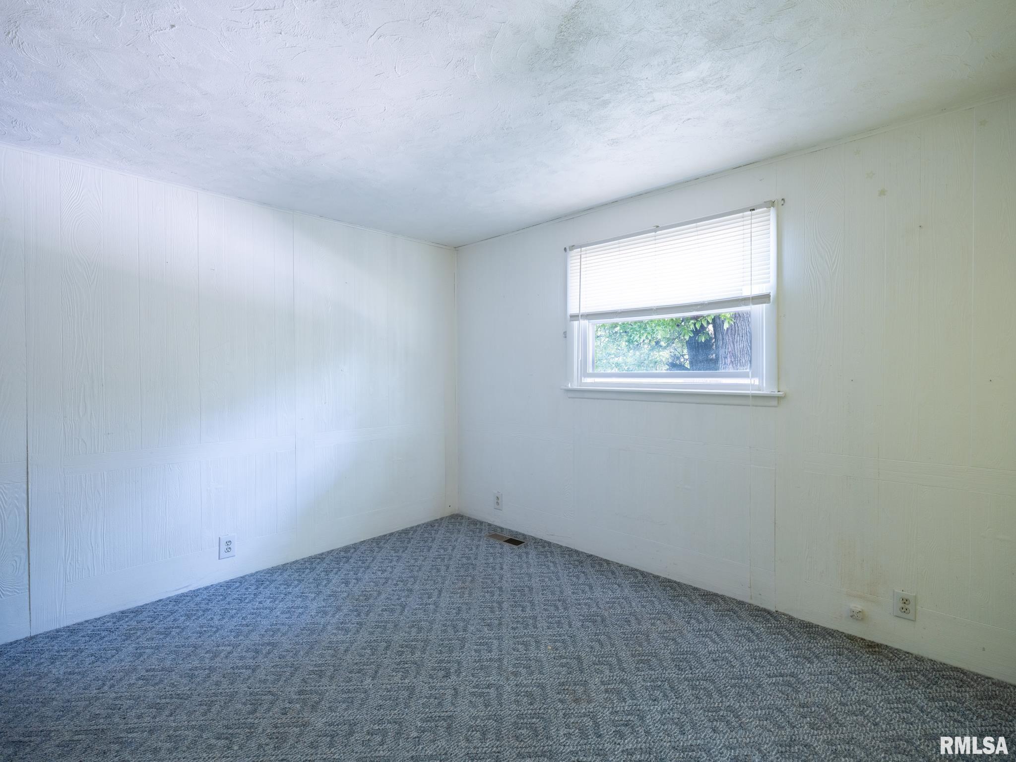 2327 W CALLENDER Avenue