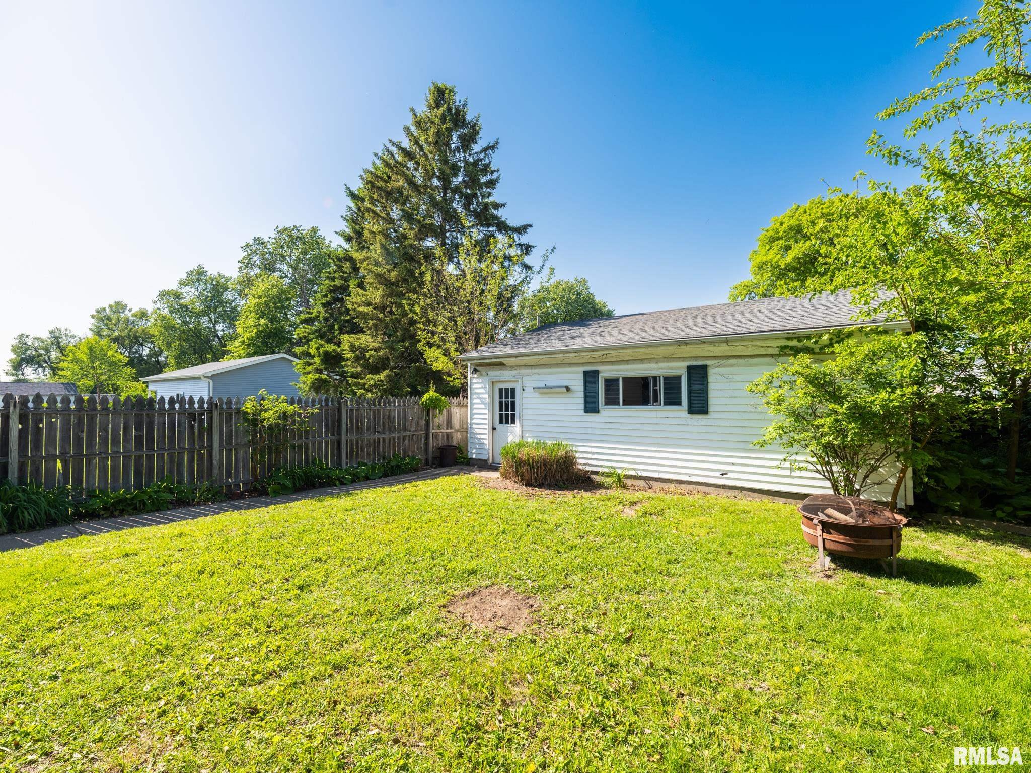 2327 W CALLENDER Avenue