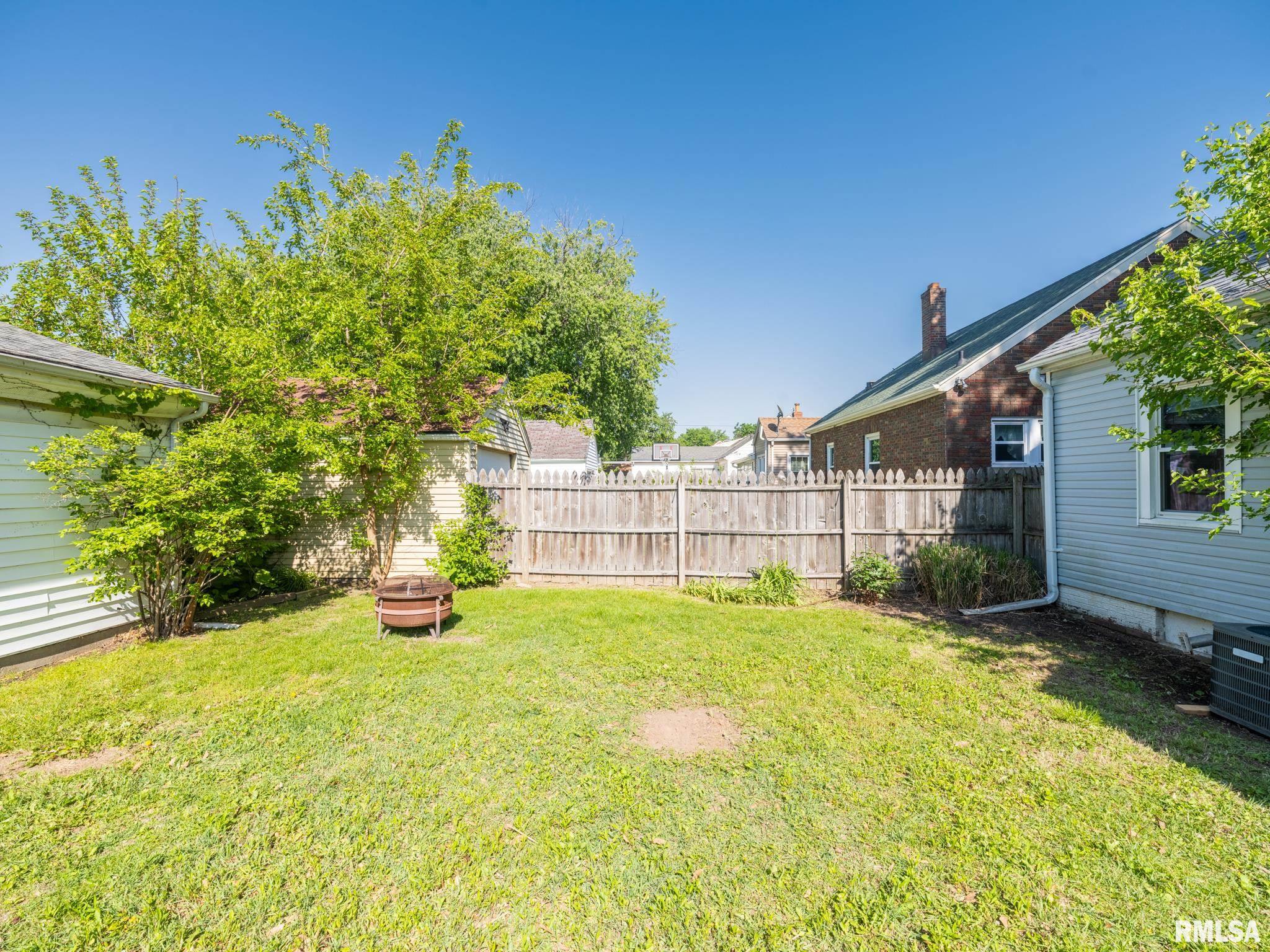 2327 W CALLENDER Avenue