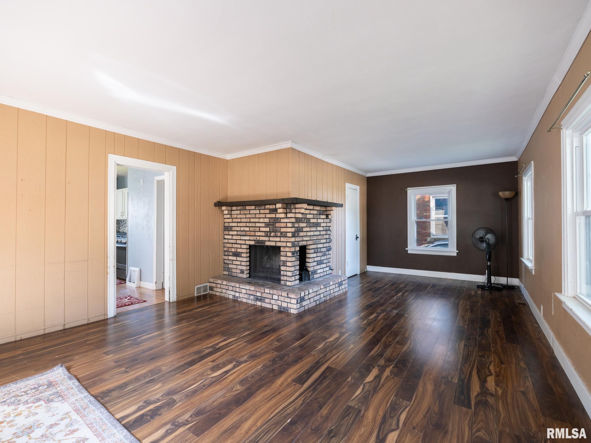 2327 W CALLENDER Avenue