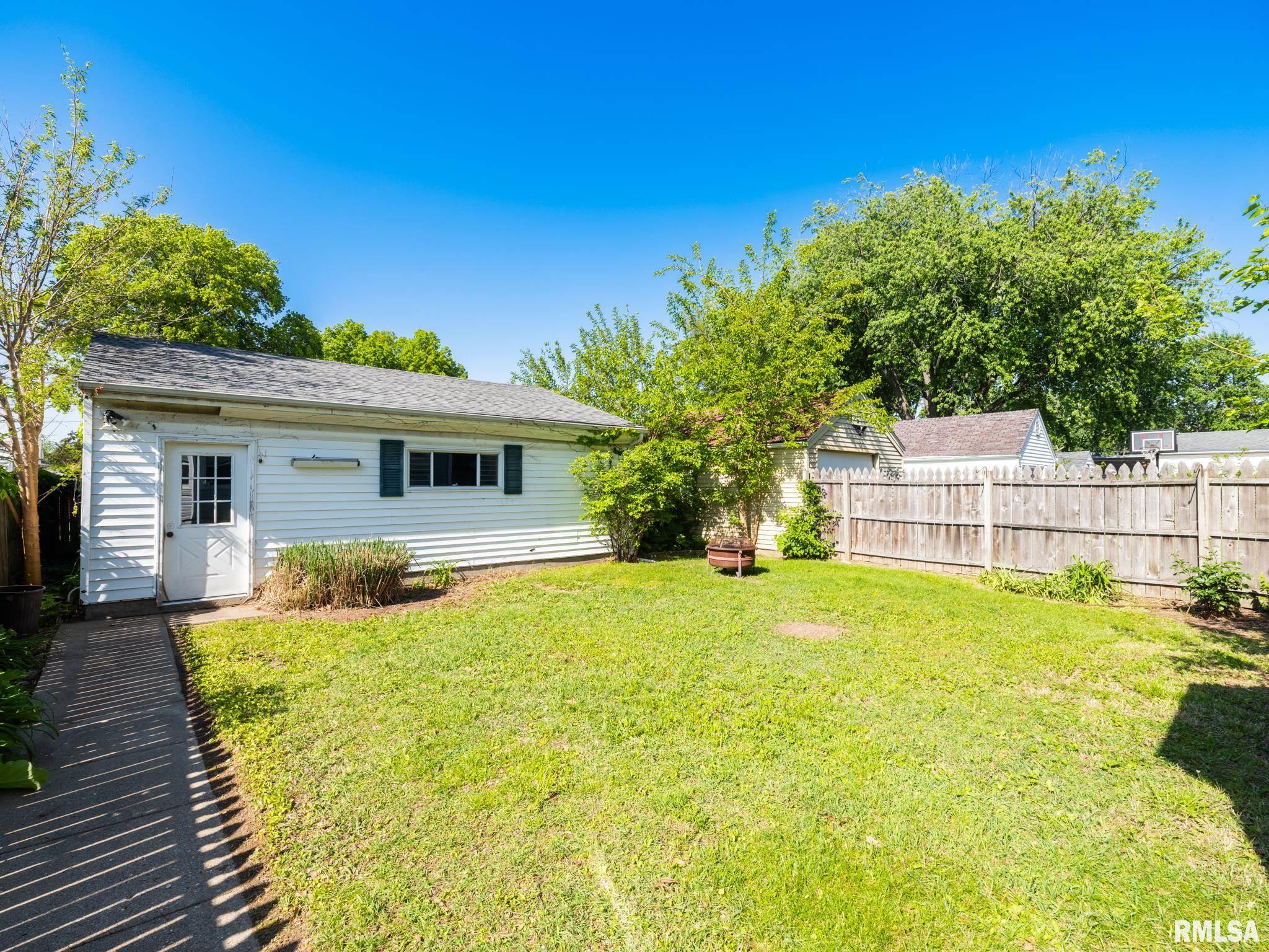 2327 W CALLENDER Avenue