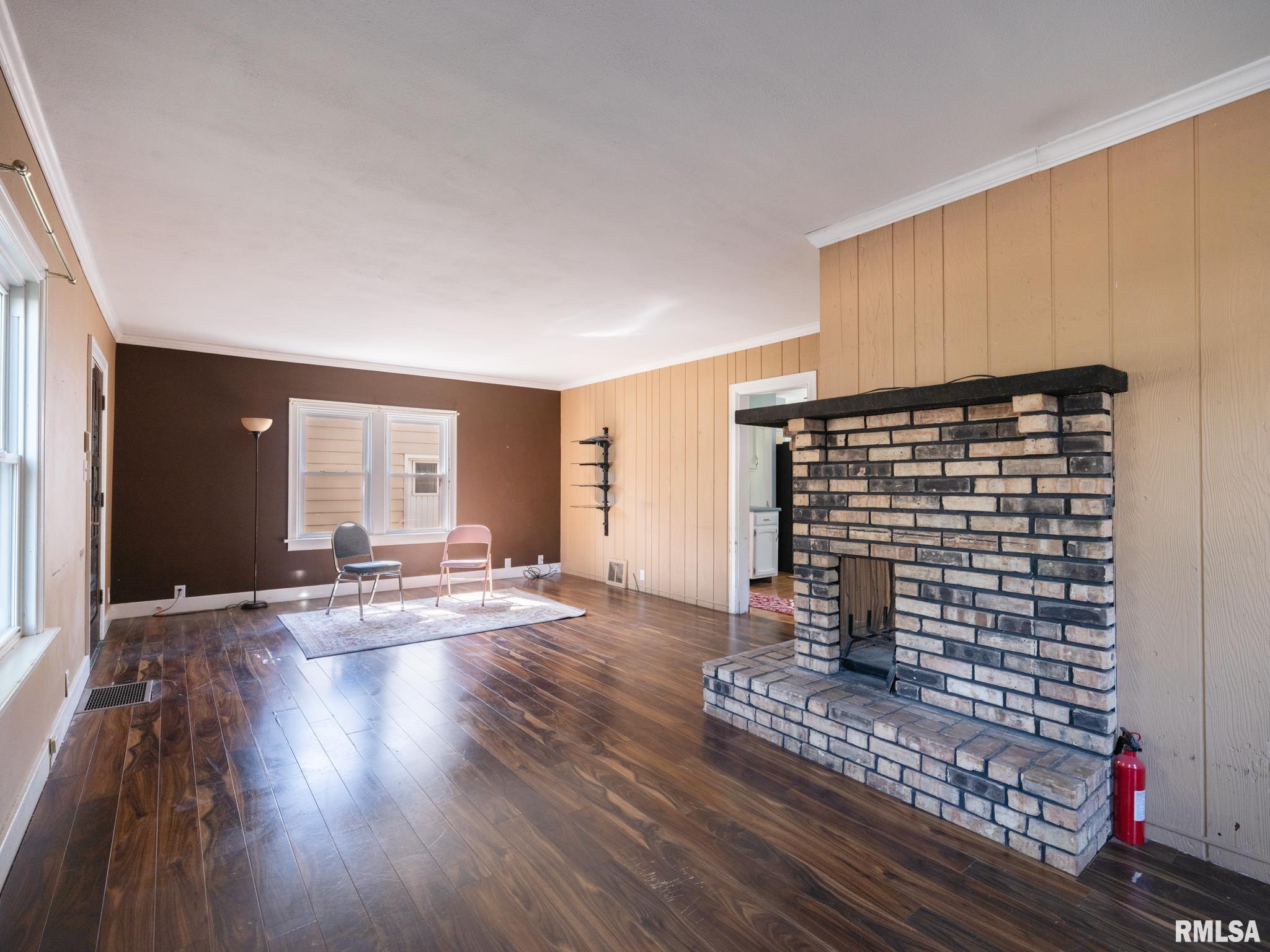 2327 W CALLENDER Avenue