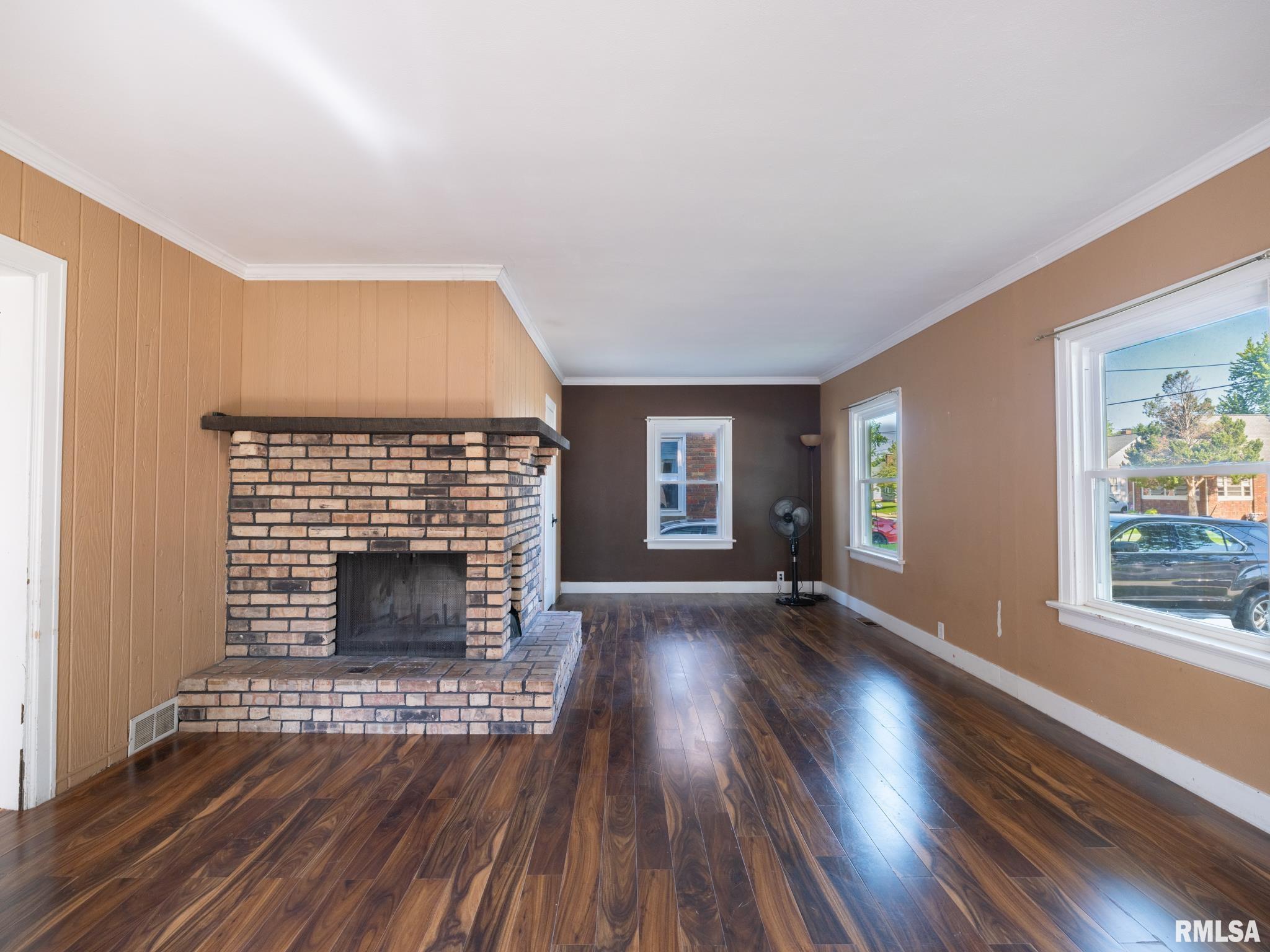 2327 W CALLENDER Avenue