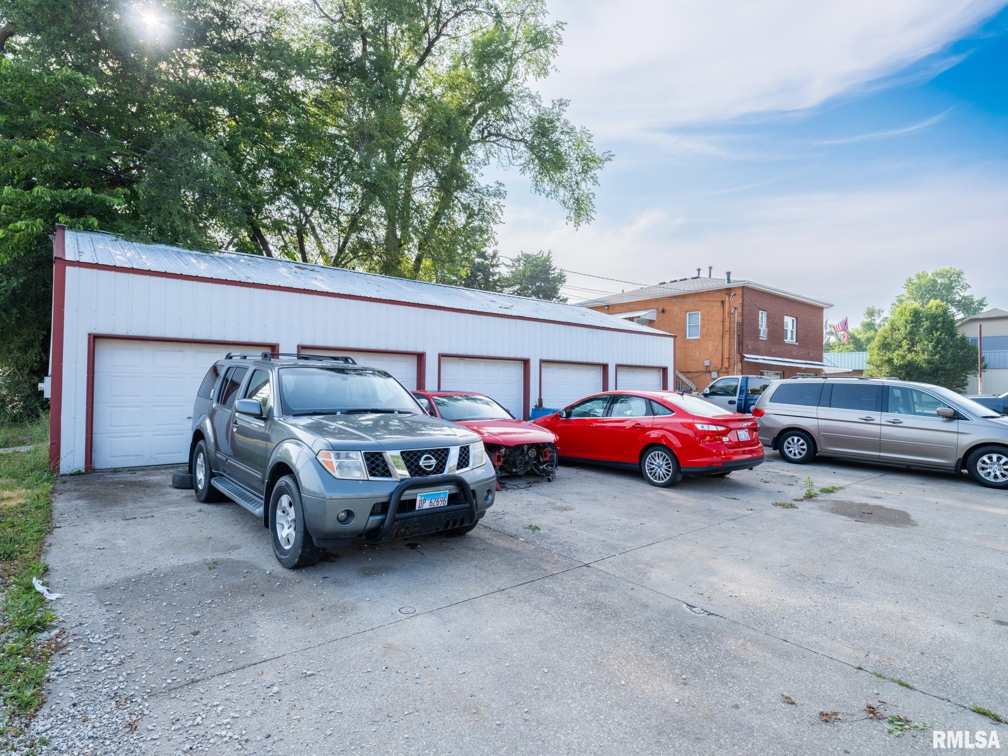 115 S CREVE COEUR Street