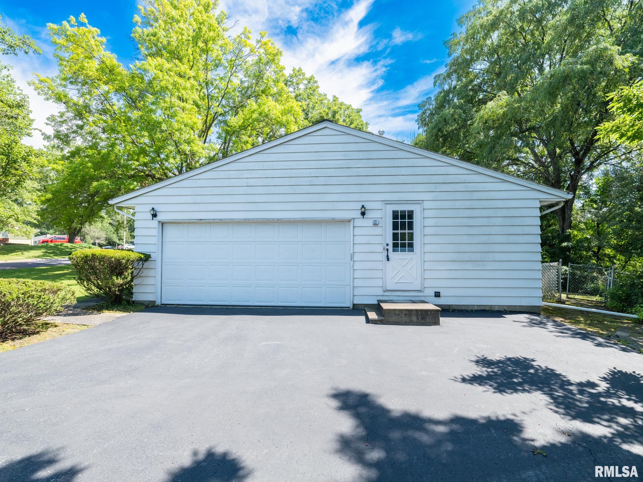 3026 W GREENBRIER Lane