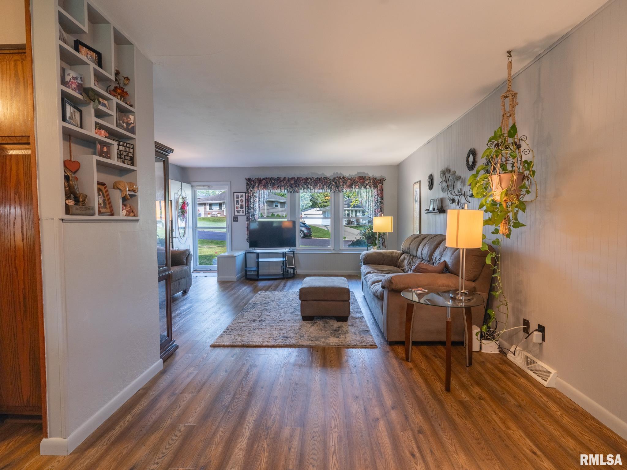 5615 N MAR VISTA Drive