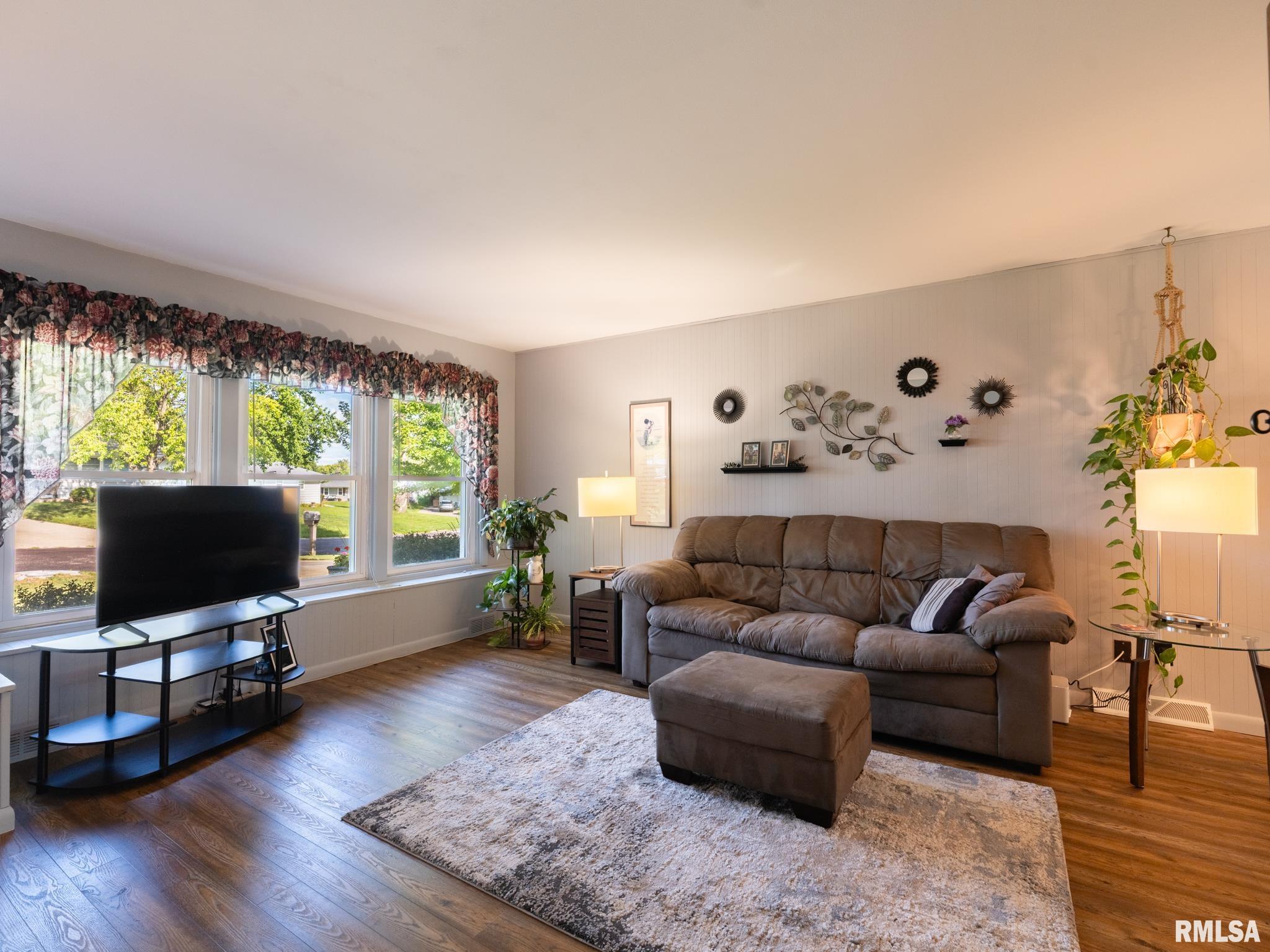 5615 N MAR VISTA Drive