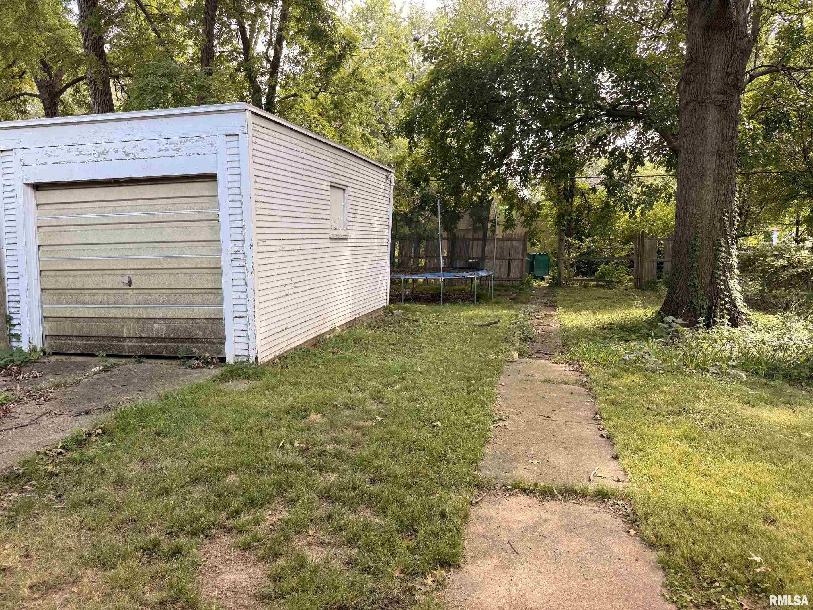 1006 W THRUSH Avenue