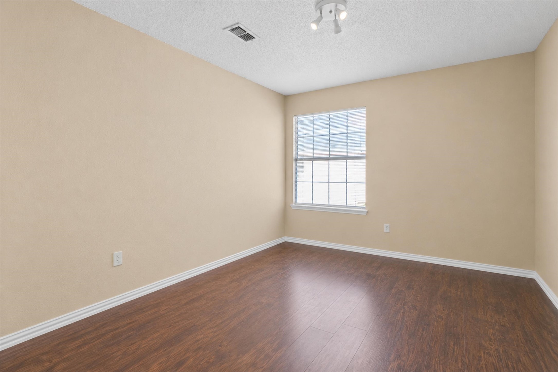 1128 Kensington Drive