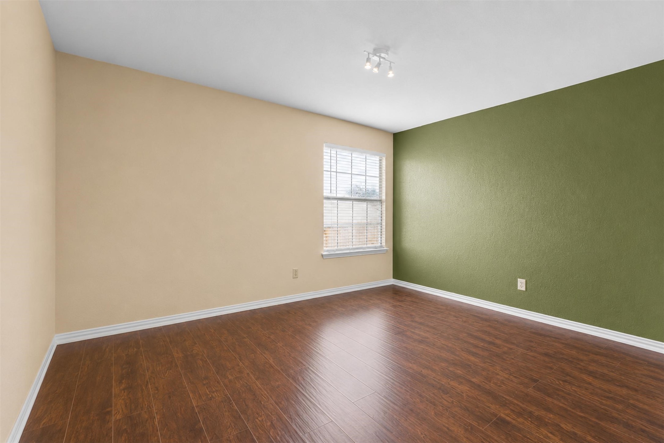 1128 Kensington Drive