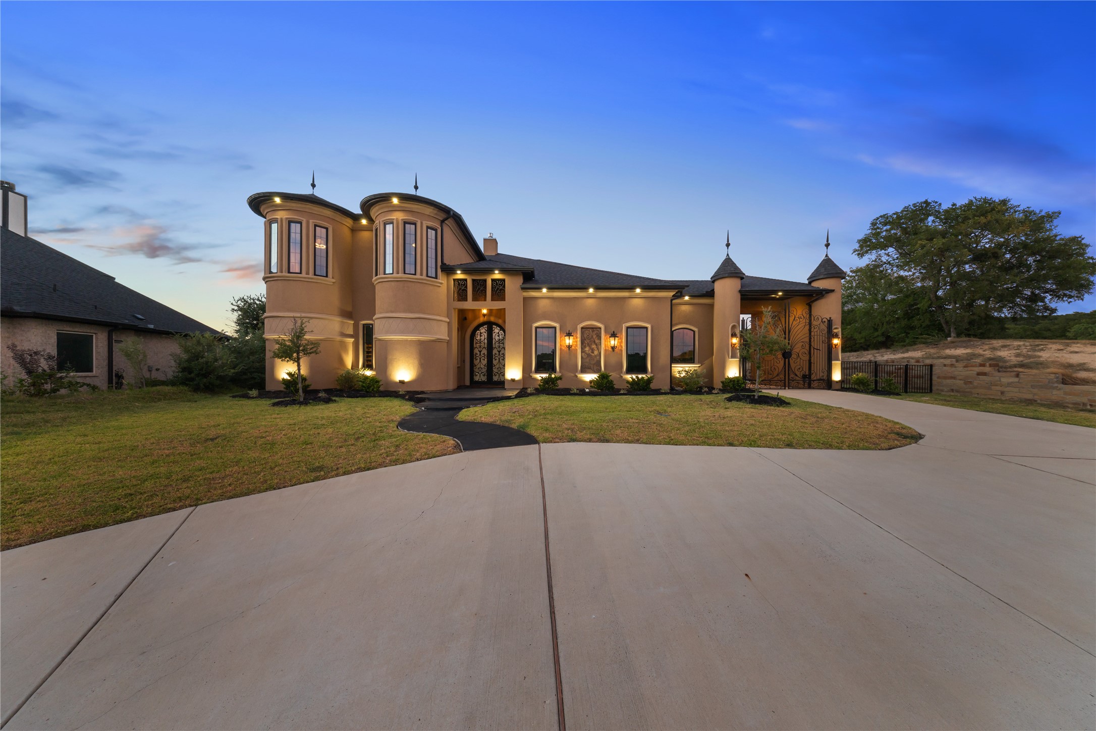 2621 Whispering Oaks Cove