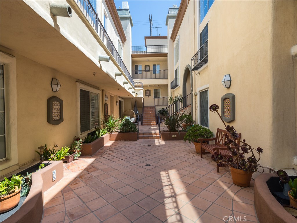 7120 LA TIJERA Boulevard Unit: D201