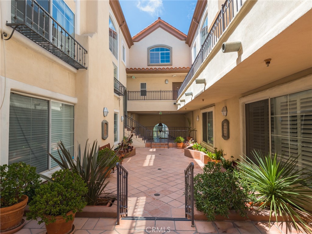 7120 LA TIJERA Boulevard Unit: D201