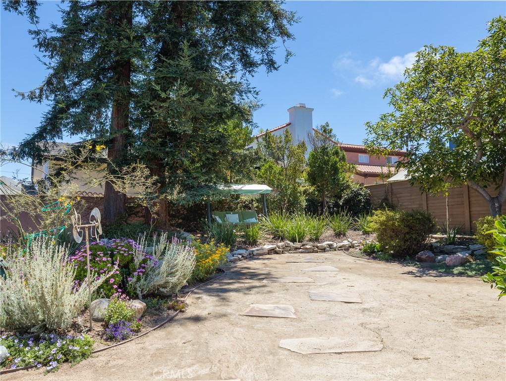 528 W Sycamore Avenue