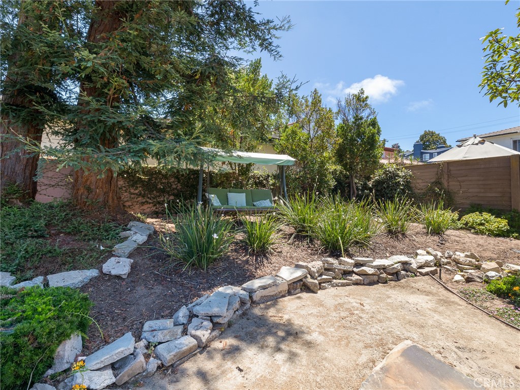 528 W Sycamore Avenue