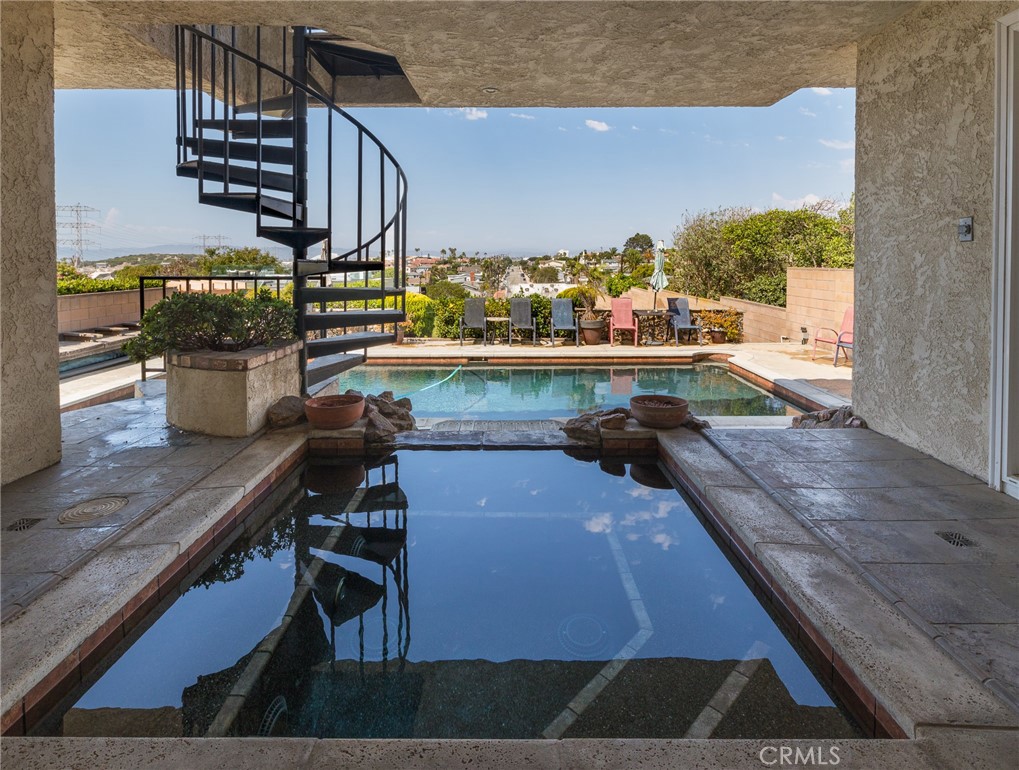727 W Mariposa Avenue