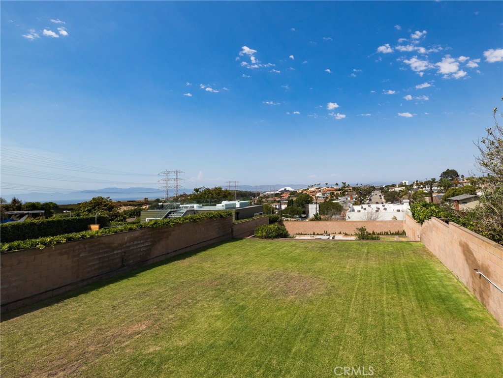 727 W Mariposa Avenue