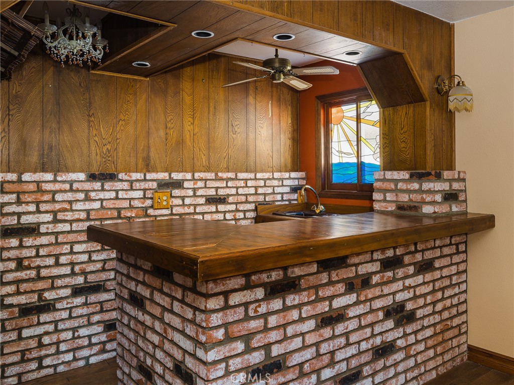 727 W Mariposa Avenue