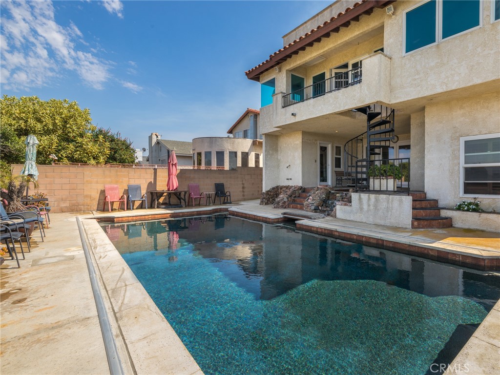727 W Mariposa Avenue
