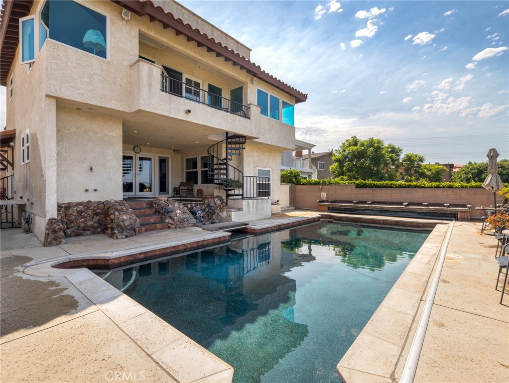 727 W Mariposa Avenue