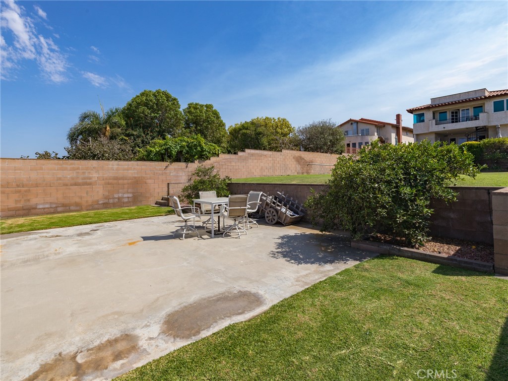 727 W Mariposa Avenue