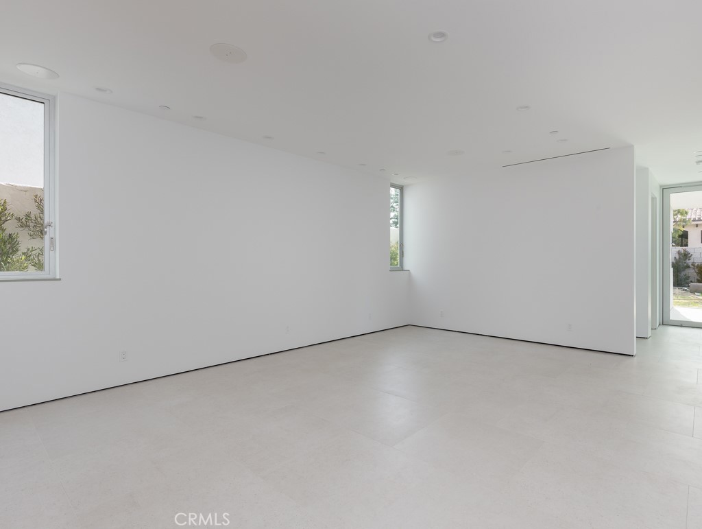 650 W Maple Avenue