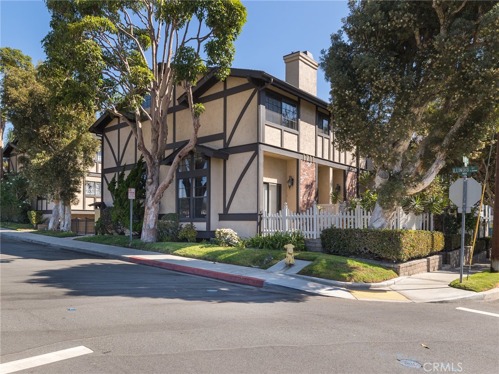 1711 E Pine Avenue Unit: 6