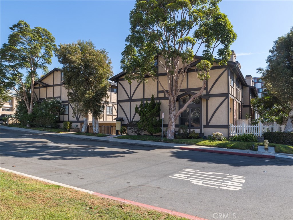 1711 E Pine Avenue Unit: 6