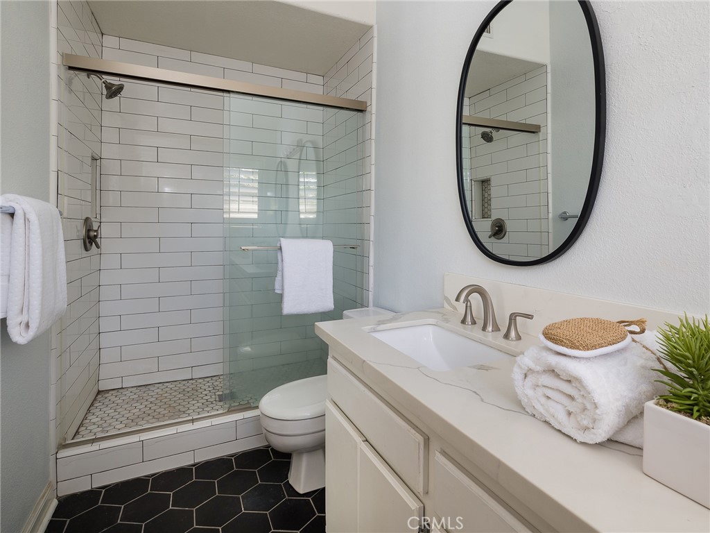1711 E Pine Avenue Unit: 6