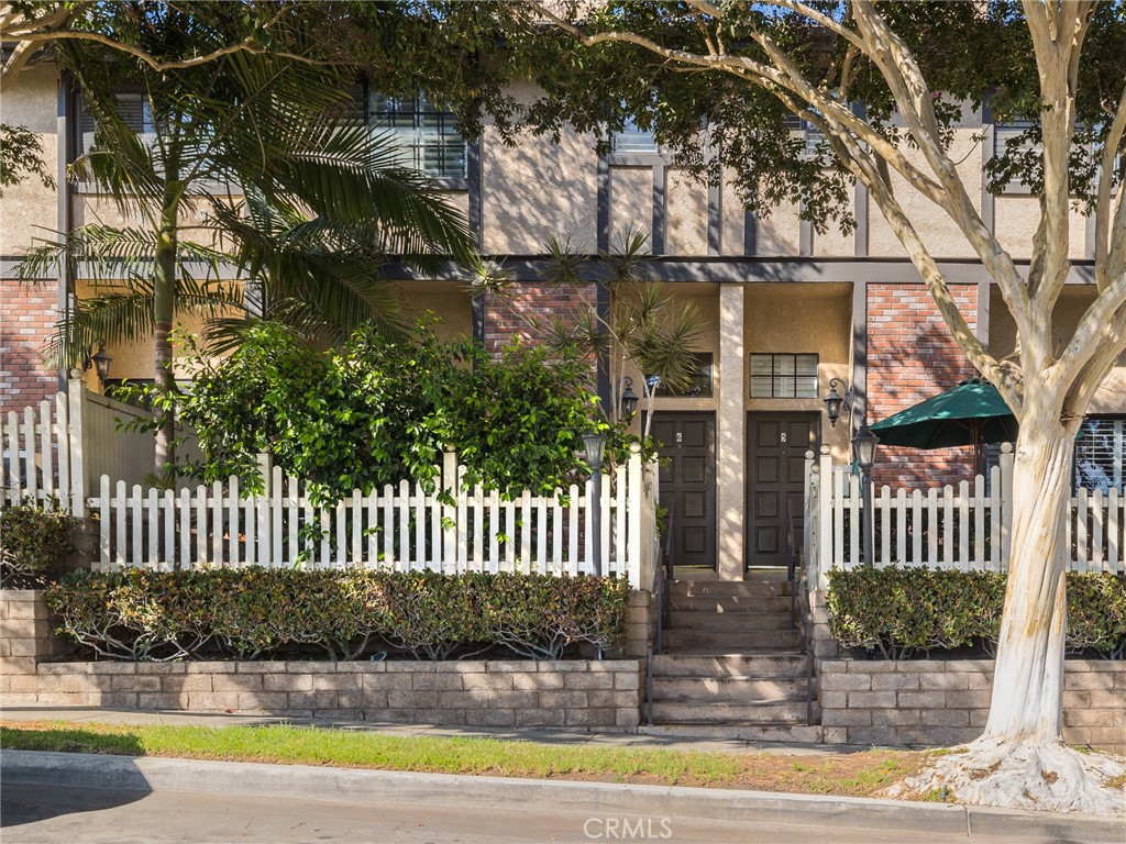 1711 E Pine Avenue Unit: 6