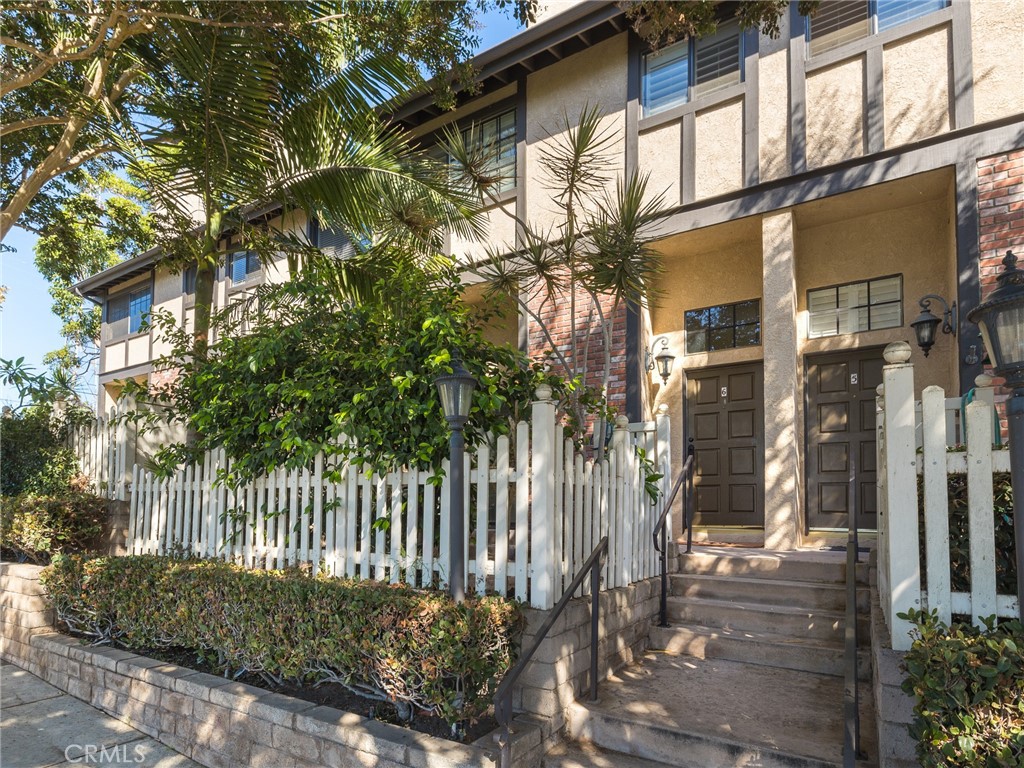 1711 E Pine Avenue Unit: 6