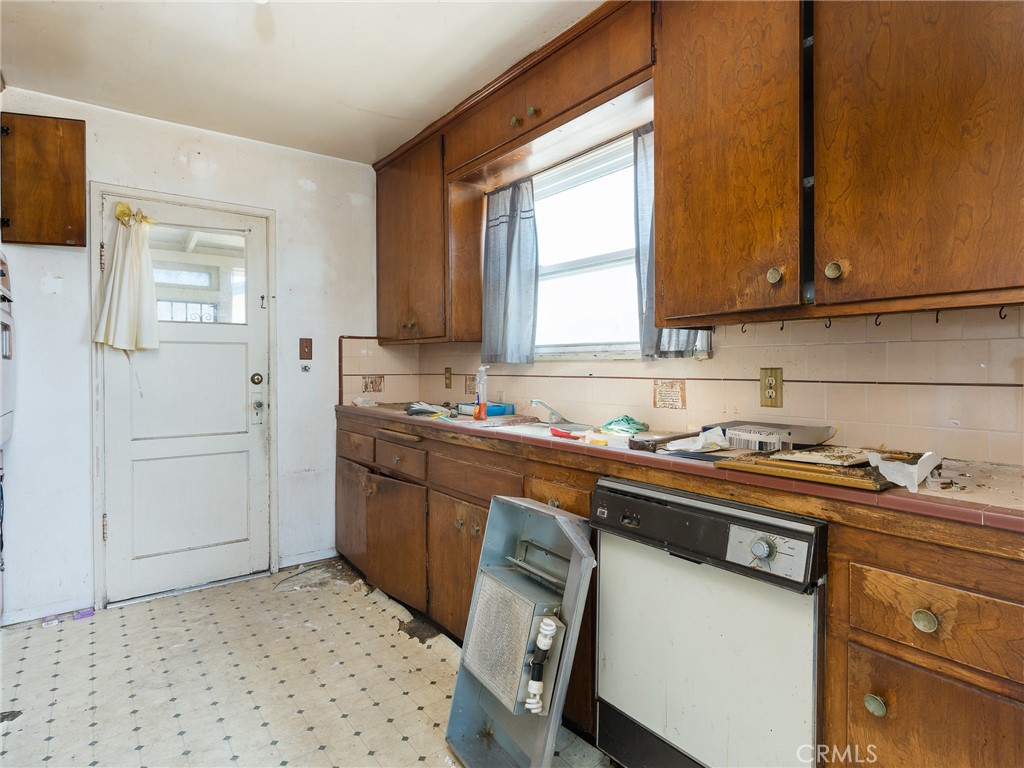 1520 W 121st Street
