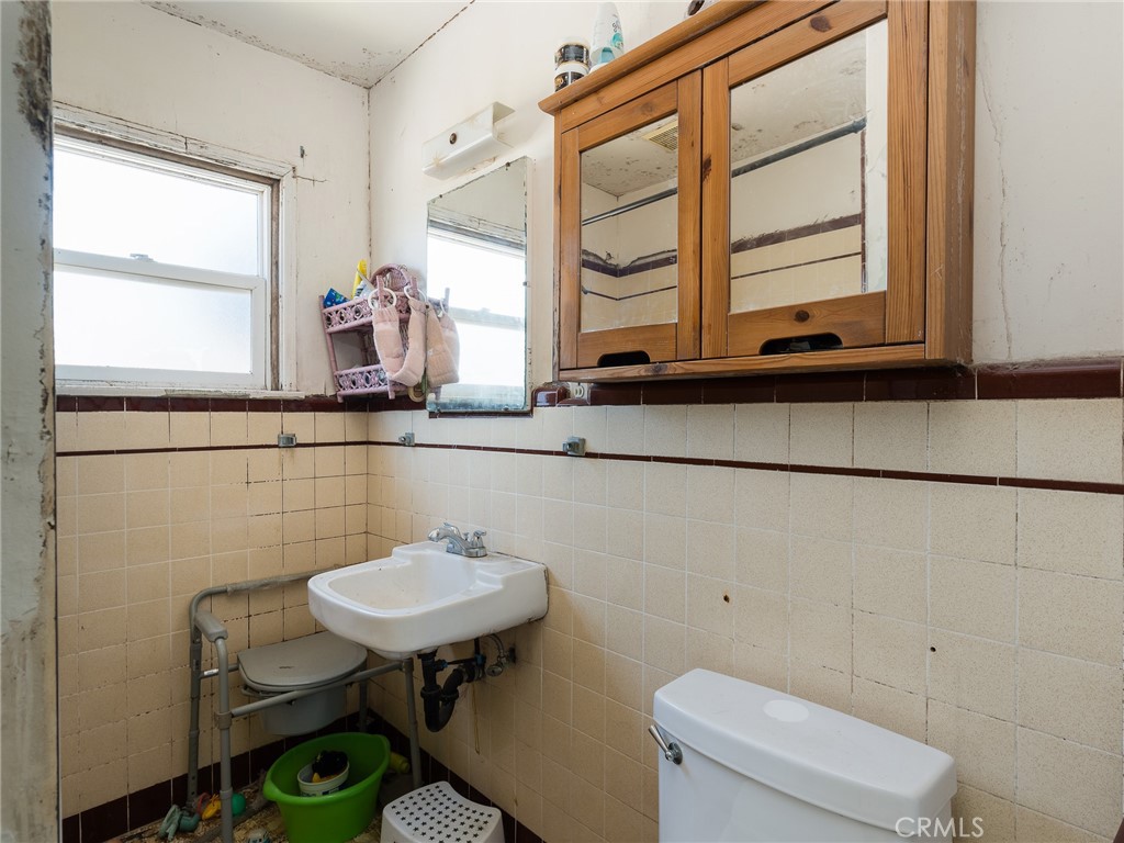 1520 W 121st Street