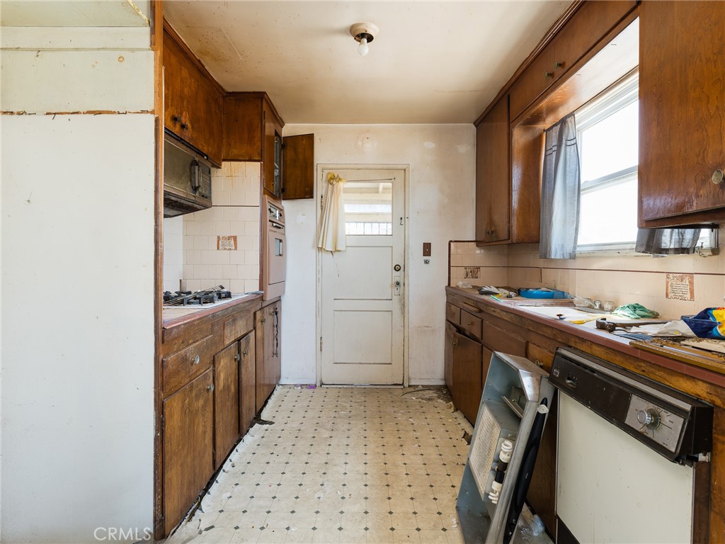 1520 W 121st Street