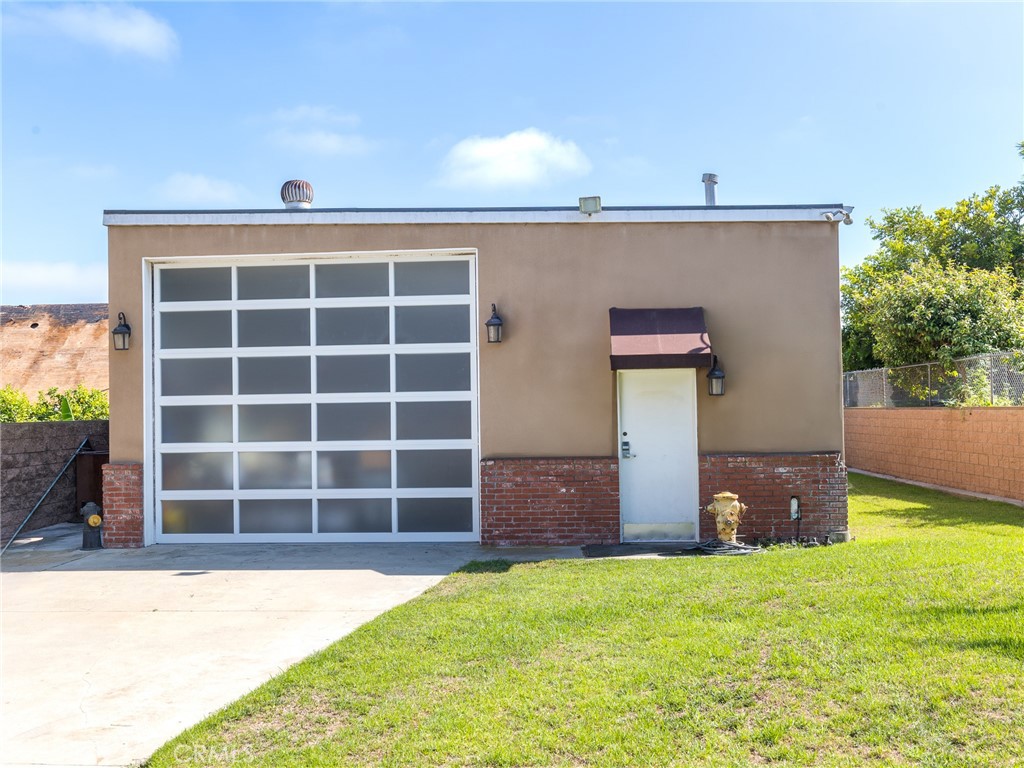 714 W Mariposa Avenue