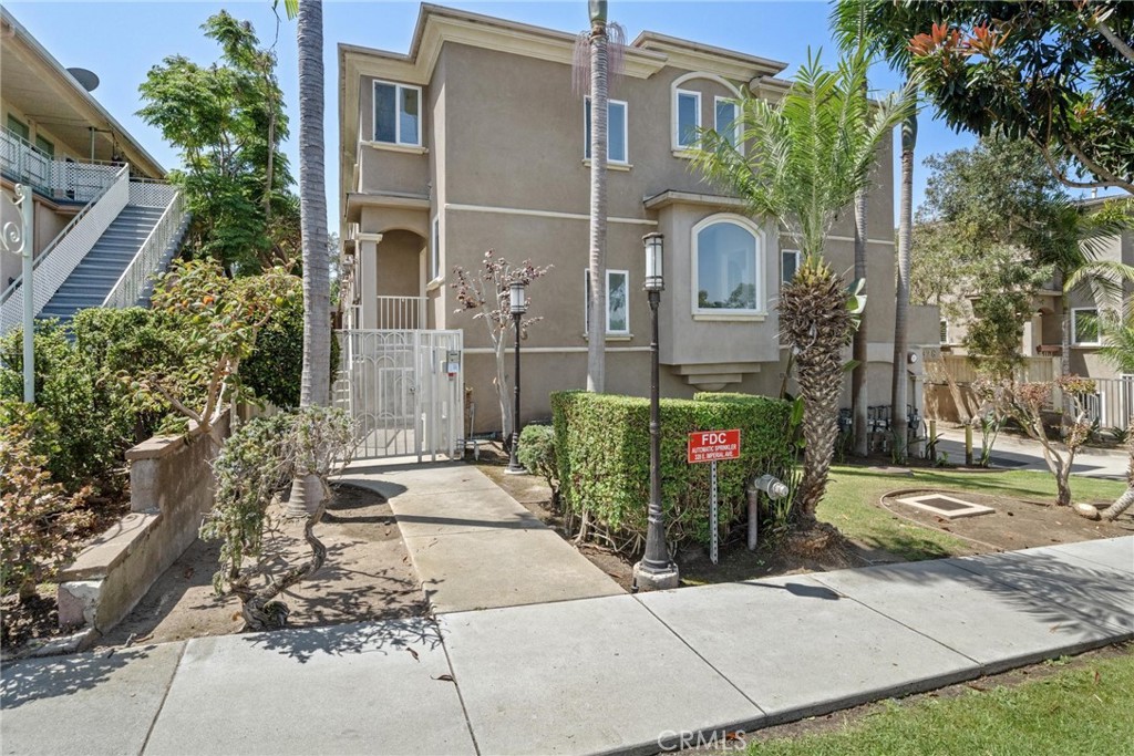 328 E Imperial Avenue 1
