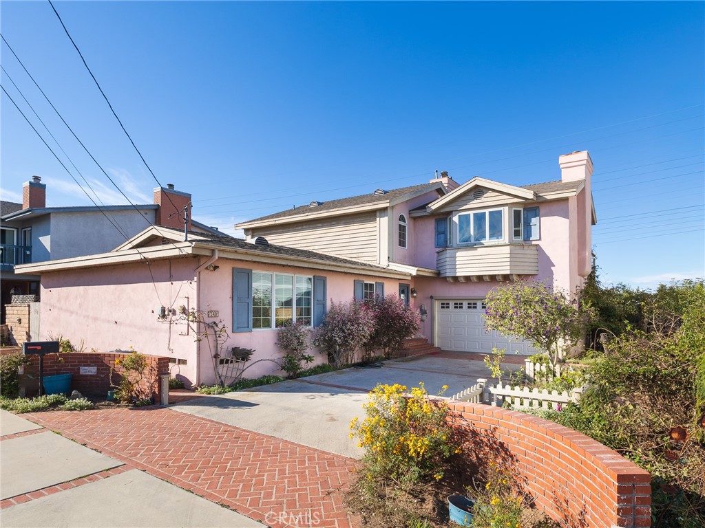 740 W Mariposa Avenue