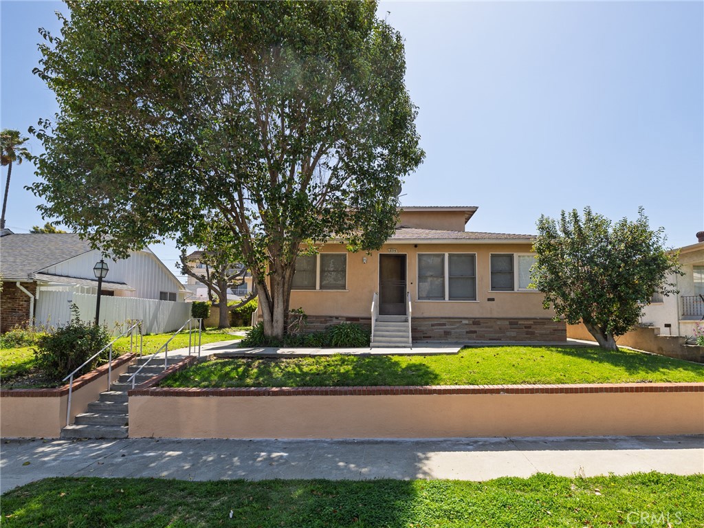 827 W 10th Street