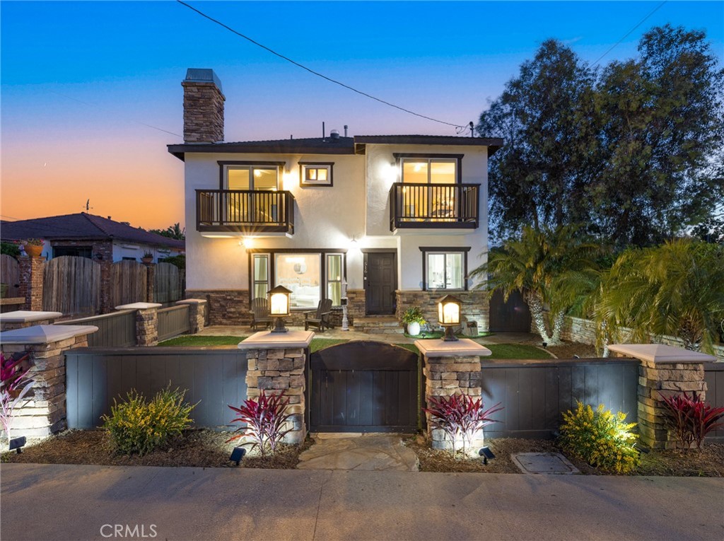 516 W Acacia Avenue