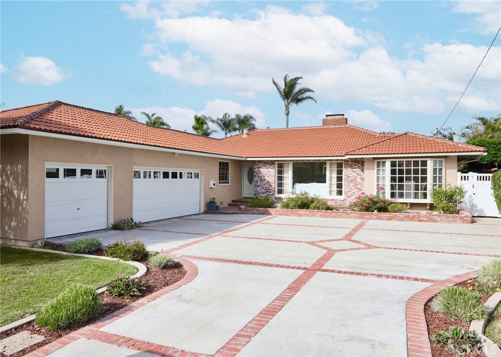 1261 E Maple
